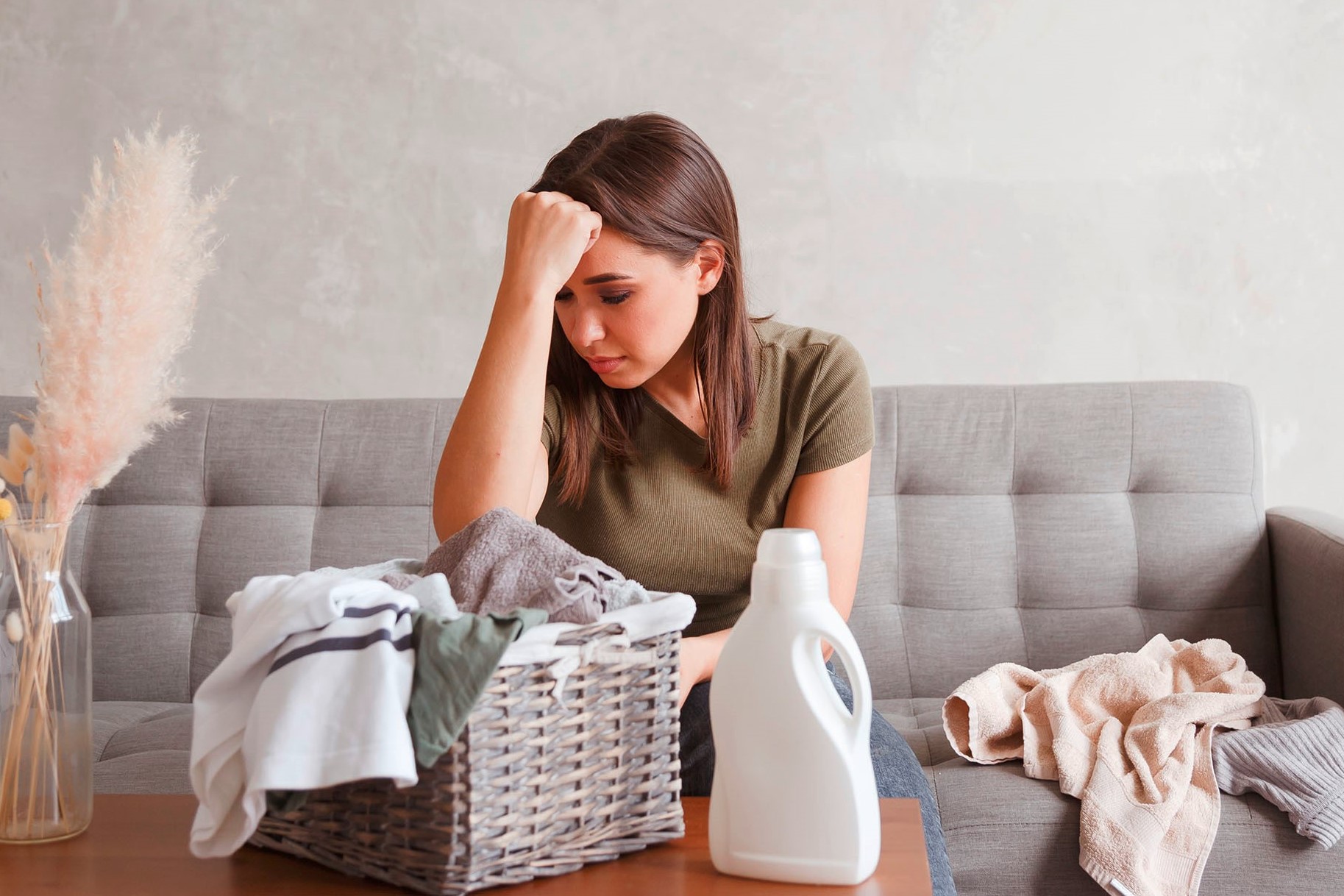 Depressive Frau mit Wäsche